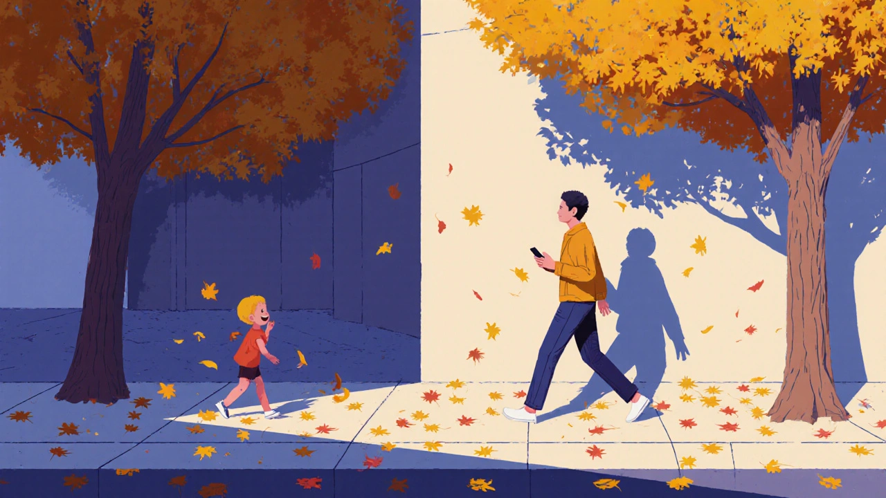 Člověk prochází ulicí v podzimu, beze slušátek, pozoruje stín a smích dítěte.