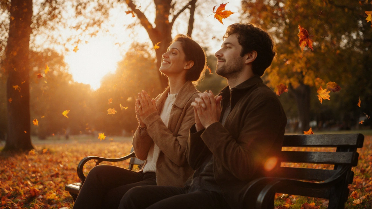 Dva lidé na lavičce v parku při západu slunce, jeden dýchá hluboce, druhý naslouchá, klidná atmosféra.